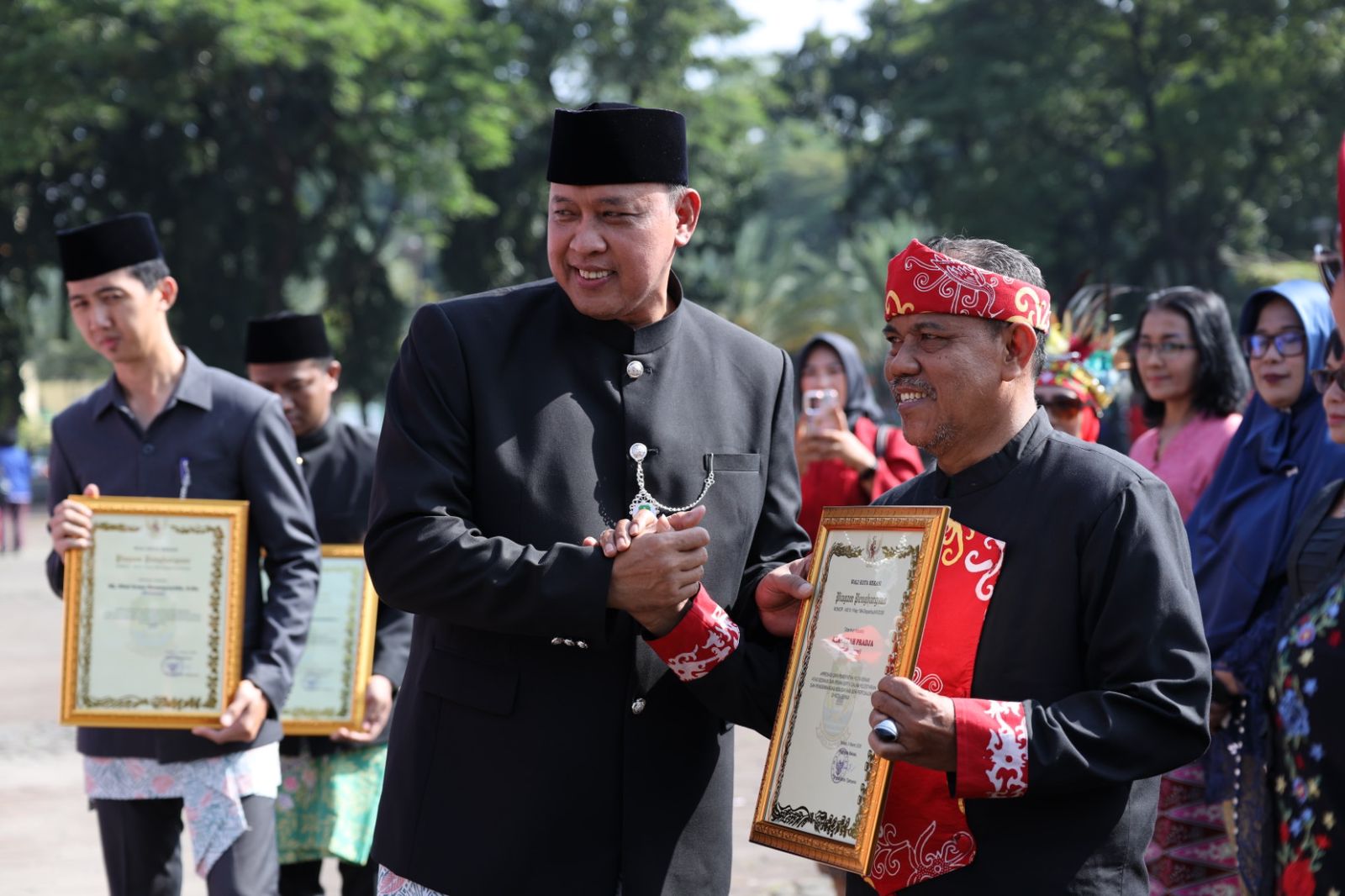 Kota Bekasi - Wali Kota Bekasi Tri Adhianto secara simbolik memberikan penghargaan lansgung kepada 14 pelaku seni budaya pada momen HUT ke-29 Kota Bekasi, Selasa (10/3/2026). Foto: Ist/Gobekasi.id.
