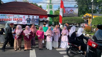 Kota Bekasi - Ketua DPRD Kota Bekasi, Sardi Efendi, bersama Sekretaris DPRD, Lia Erliani, justru "turun gunung" ke jalanan untuk membagikan puluhan paket takjil gratis kepada para pengguna jalan dan masyarakat sekitar di momen HUT ke-29. Foto: Ist/Gobekasi.id.