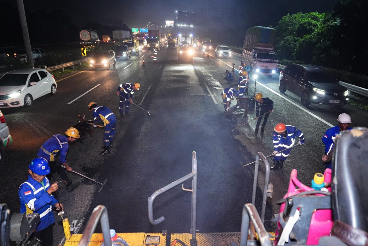 Bekasi - Perbaikan ruas Jalan Tol oleh Jasa Marga menjelang Arus Mudik 2026. Foto: Ist/Gobekasi.id.