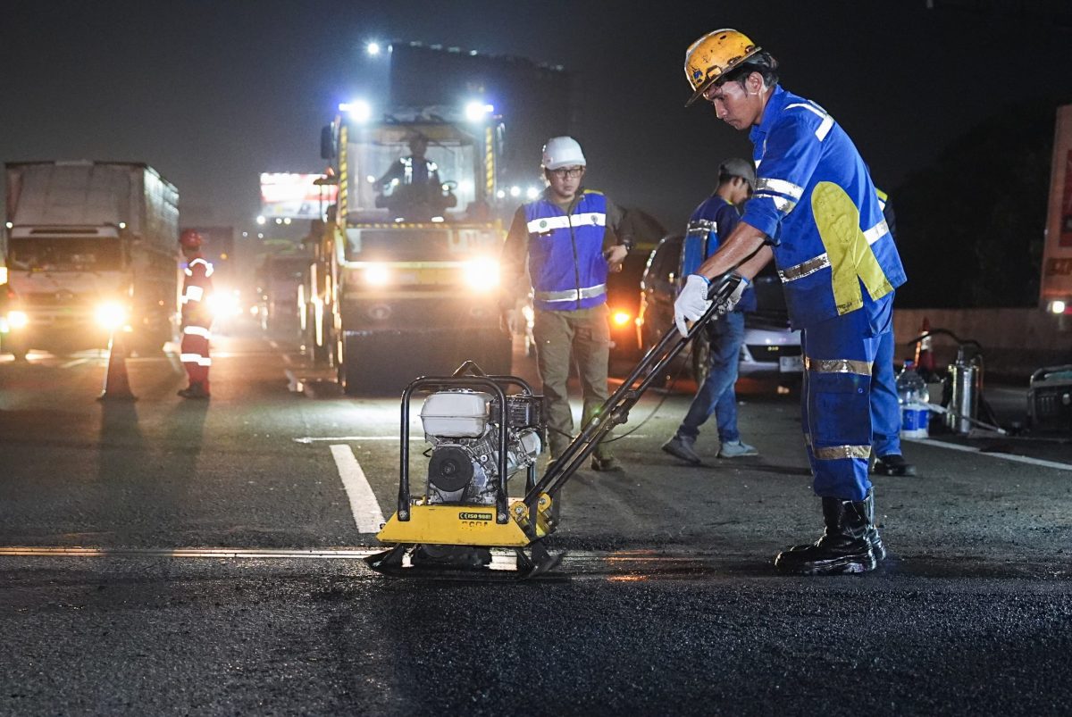 Bekasi - Perbaikan ruas Jalan Tol oleh Jasa Marga menjelang Arus Mudik 2026. Foto: Ist/Gobekasi.id.