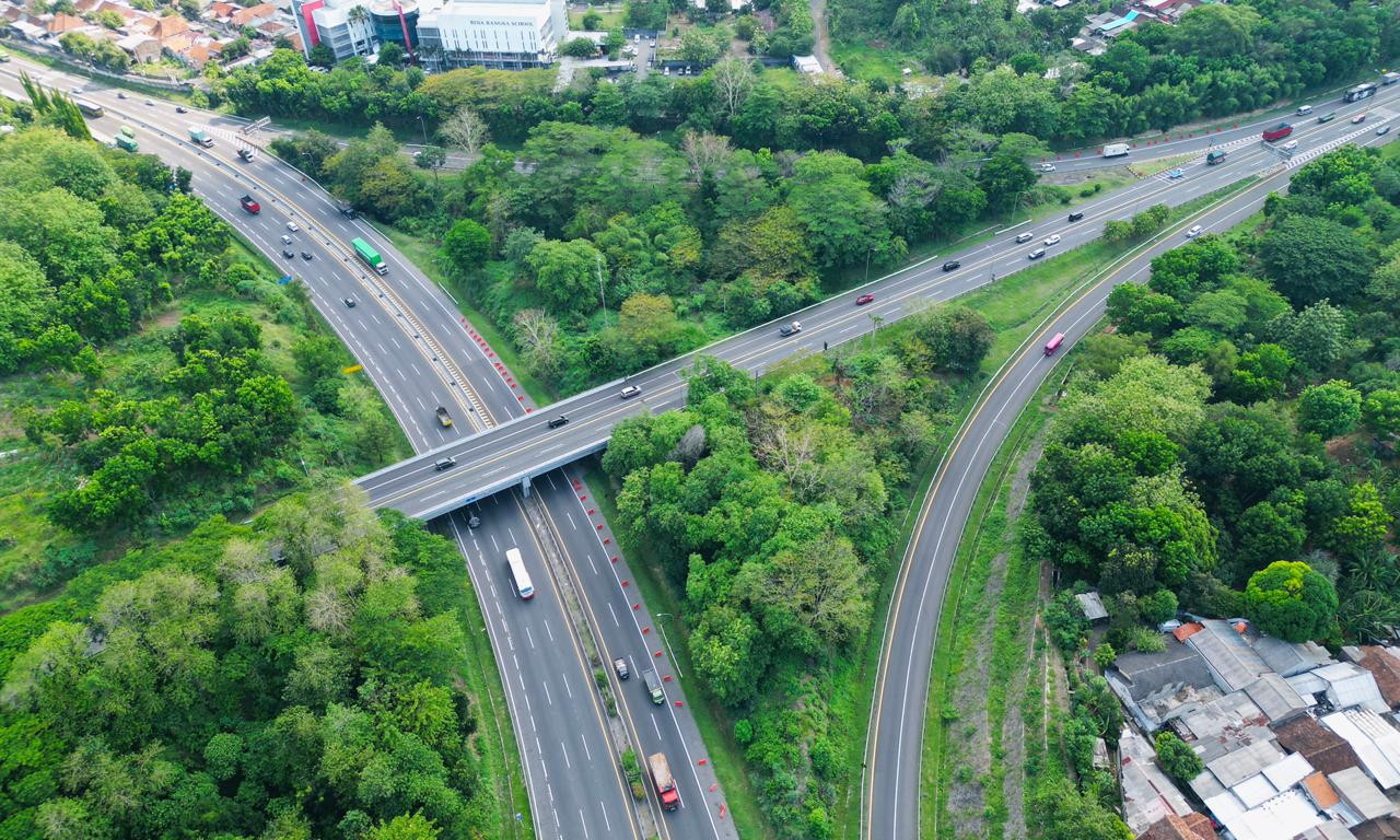 Bekasi - Foto udara Tol Trans Jawa yang dikeola oleh Jasa Marga.