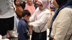 Kota Bekasi - Ketua TP PKK Kota Bekasi, Wiwiek Hargono, dan Wakil Ketua Wuri Handayani, mengajak puluhan anak yatim dan disabilitas berburu baju lebaran. Foto: Ist/Gobekasi.id.