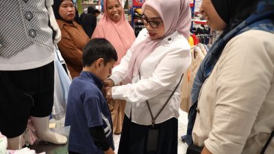 Kota Bekasi - Ketua TP PKK Kota Bekasi, Wiwiek Hargono, dan Wakil Ketua Wuri Handayani, mengajak puluhan anak yatim dan disabilitas berburu baju lebaran. Foto: Ist/Gobekasi.id.