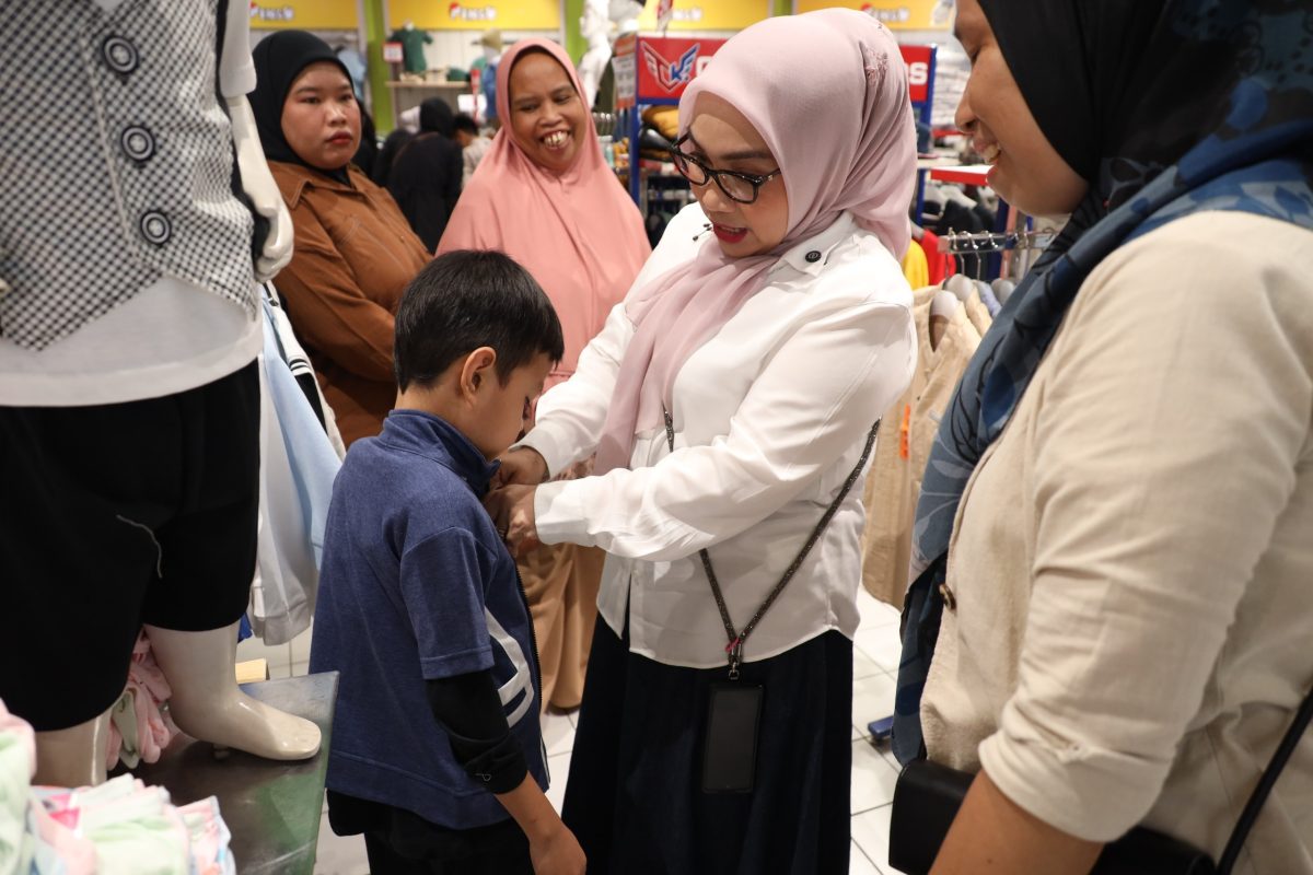Kota Bekasi - Ketua TP PKK Kota Bekasi, Wiwiek Hargono, dan Wakil Ketua Wuri Handayani, mengajak puluhan anak yatim dan disabilitas berburu baju lebaran. Foto: Ist/Gobekasi.id.