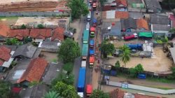 Kota Bekasi - Antrean Truk Sampah DKI Jakarta menuju akses TPST Bantargebang. Foto: Gobekasi.id.