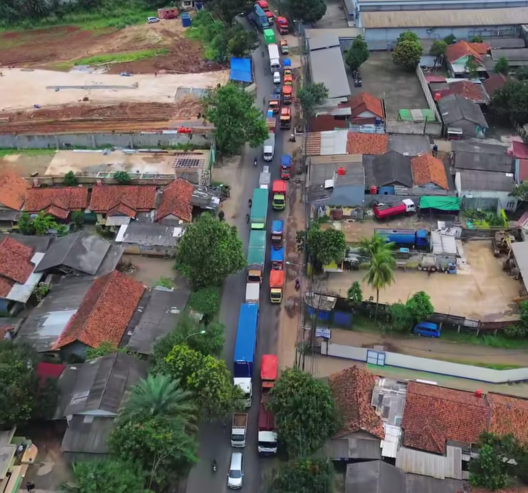 Kota Bekasi - Antrean Truk Sampah DKI Jakarta menuju akses TPST Bantargebang. Foto: Gobekasi.id.