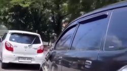 Kota Bekasi - Kondisi mobil pelaku mengalami kerusakan pada bagian spion saat dikejar warga di uas Jalan Nonon Sonthanie, Bekasi Timur. Mobil tersebu diduga pelaku tabrak lari terhadap sepeda motor, Jumat (13/3/2026) siang. Foto: Gobekasi.id.