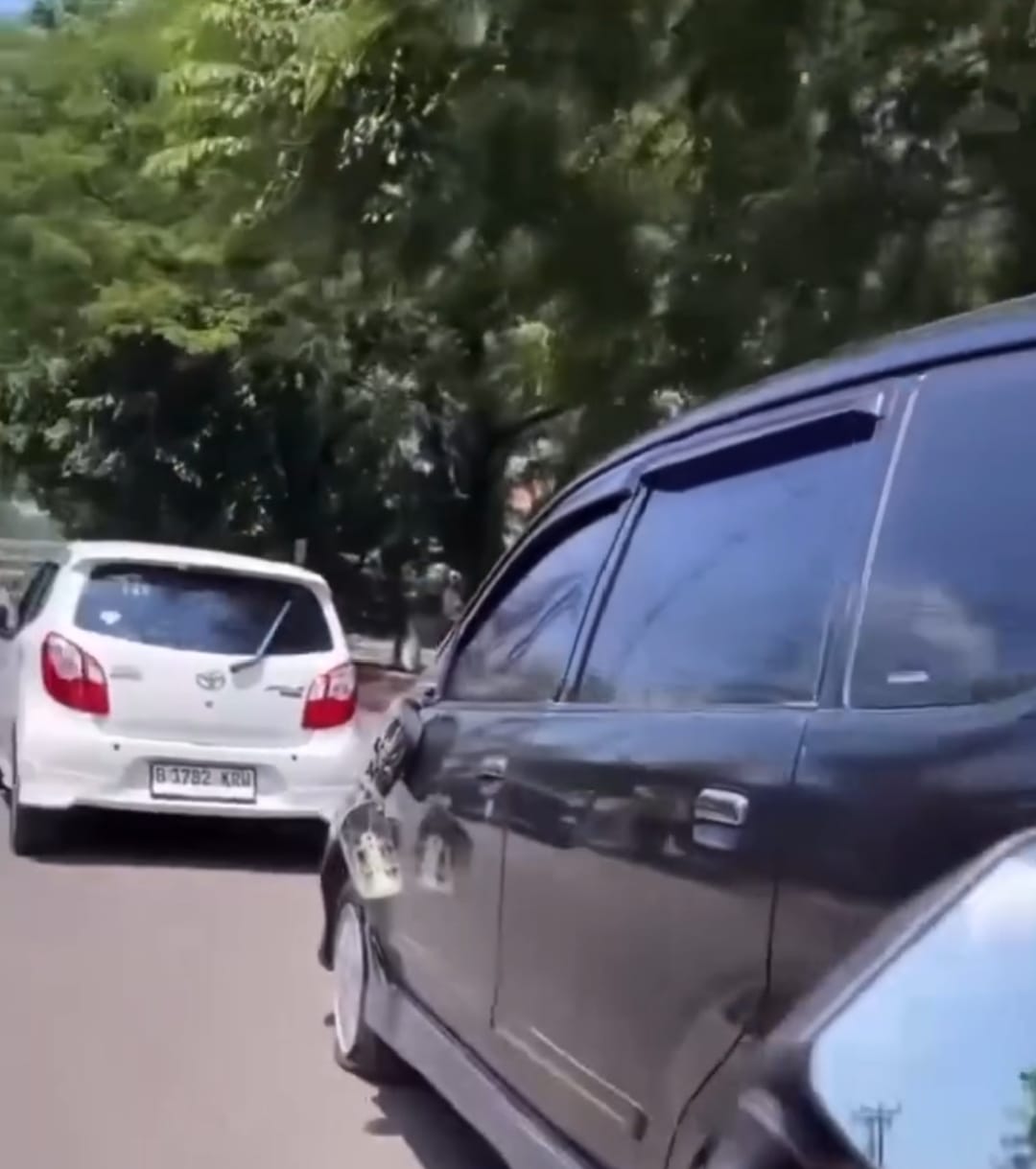 Kota Bekasi - Kondisi mobil pelaku mengalami kerusakan pada bagian spion saat dikejar warga di uas Jalan Nonon Sonthanie, Bekasi Timur. Mobil tersebu diduga pelaku tabrak lari terhadap sepeda motor, Jumat (13/3/2026) siang. Foto: Gobekasi.id.