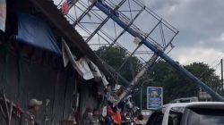 Kota Bekasi - Tiang dan Papan Reklame di Kranji, Bekasi Barat, roboh menimpa bangunan ruko, Jumat (13/3/2026). Foto: Ist/Gobekasi.i.d