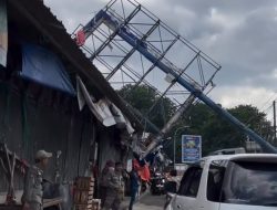 Reklame Tanpa Izin Roboh Menimpa Ruko di Bekasi Barat