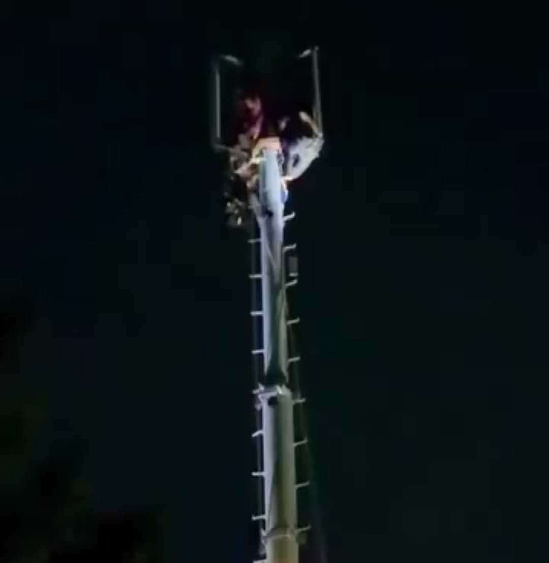 Kota Bekasi - Petugas Disdamkarmat Kota Bekasi saat mengevakuasi remaja pria yanng hendak bundir akibat putus cinta di Jatiasih, Jumat (13/3/2026). Foto: Ist/Gobekasi.id.