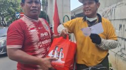 Aksi Nyata Bersih-Bersih Sampah di Cikunir Dilirik, Pak Dahlan Dapat Kejutan Bingkisan Lebaran dari Bang Harris