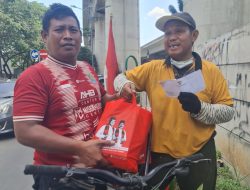 Aksi Nyata Bersih-Bersih Sampah di Cikunir Dilirik, Pak Dahlan Dapat Kejutan Bingkisan Lebaran dari Bang Harris