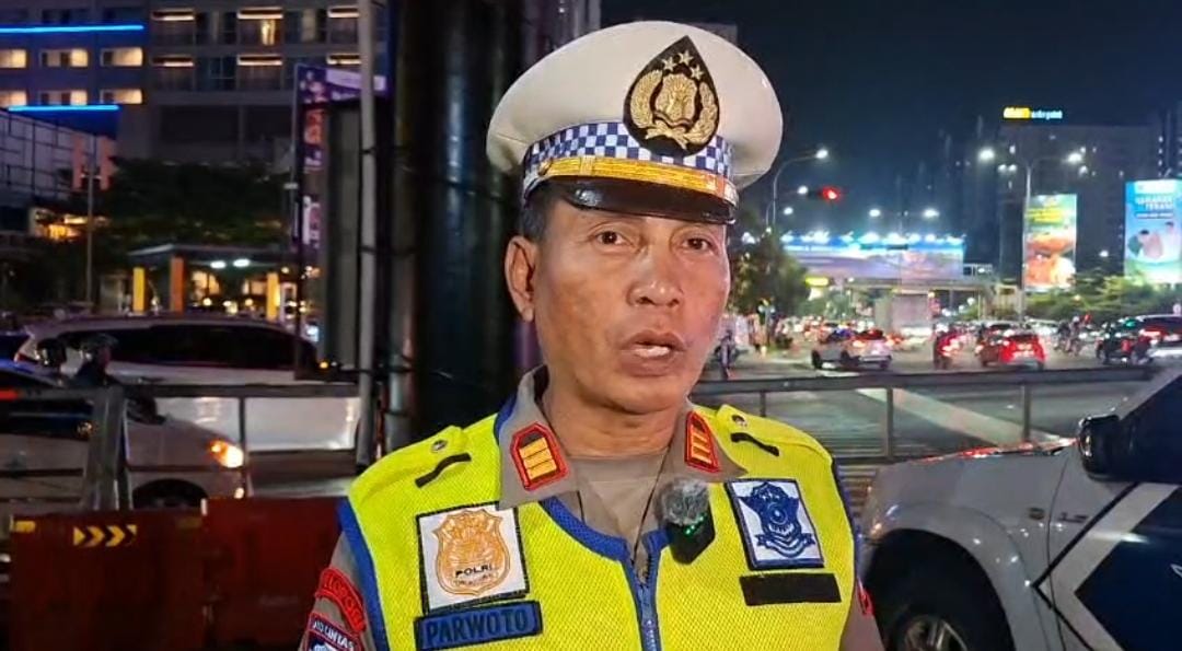 Kota Bekasi - Kanit Turjawali Satlantas Polres Metro Bekasi Kota, AKP Parwoto meninjau langsung arus kendaraan mudik Lebaran 2026 di simpang BCP, Sabtu (14/3/2026). Foto: Septian/Gobekasi.id.