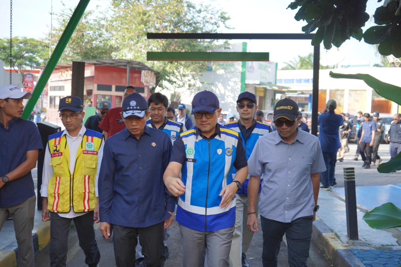 Bekasi - Menteri Lingkungan Hidup/Kepala BPLH RI, Hanif Faisol Nurofiq, turun langsung meninjau kesiapan Rest Area KM 57A Ruas Tol Jakarta–Cikampek. Foto: Ist/Gobekasi.id.