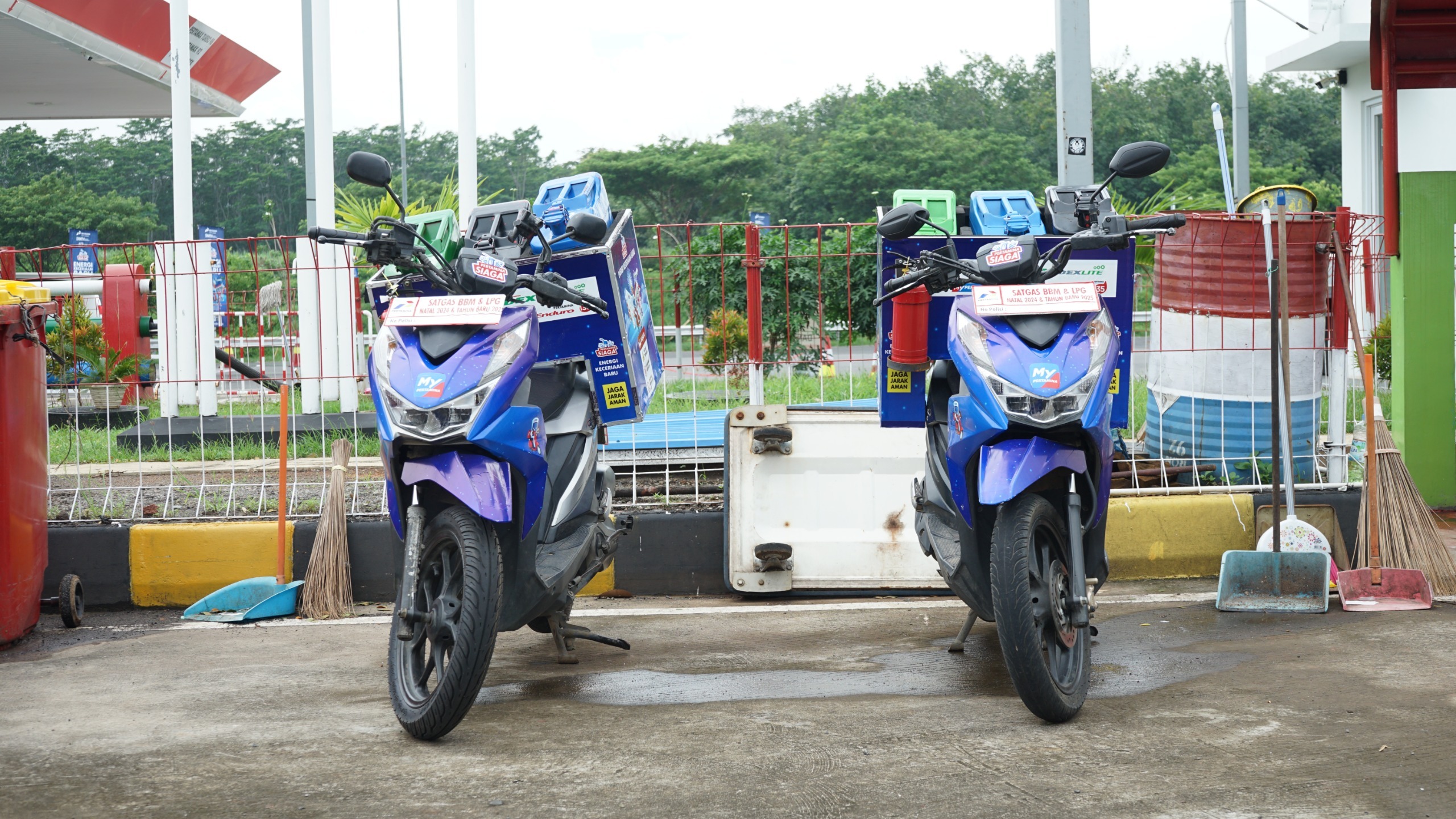 Bekasi - PT Jasamarga Related Business (JMRB) memastikan layanan Bahan Bakar Minyak (BBM) di jaringan Travoy Rest Area telah siap tempur menyambut jutaan pemudik yang akan melintasi Trans Jawa. Melalui koordinasi ketat dengan PT Pertamina, pengelola rest area ini menyiapkan strategi berlapis, mulai dari pengisian permanen hingga layanan jemput bola menggunakan armada motor. Foto: Ist/Gobekasi.id.