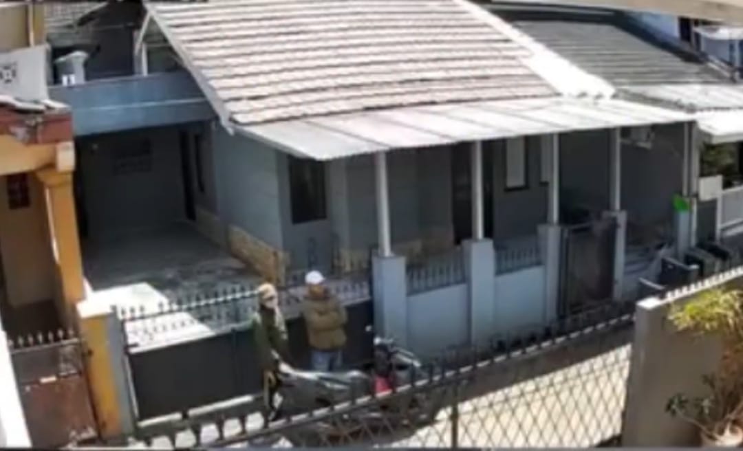Kota Bekasi - Sebuah insiden percobaan pencurian menyasar rumah milik warga berinisial H (akun Hayudapp) di kawasan Jakasampurna, Bekasi Barat, Sabtu (14/3/2026) siang. Foto: Ist/Gobekasi.id.