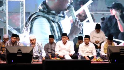 Kota Bekasi - Wali Kota Bekasi Tri Adhianto enghadiri Bekasi Bershalawat, sebuah kegiatan spiritual besar yang menjadi puncak rangkaian peringatan Hari Ulang Tahun (HUT) Kota Bekasi ke-29, Minggu (15/3/2026) malam yang dihadiri juga Ustadz Solmed. Foto: Ist/Gobekasi.id.