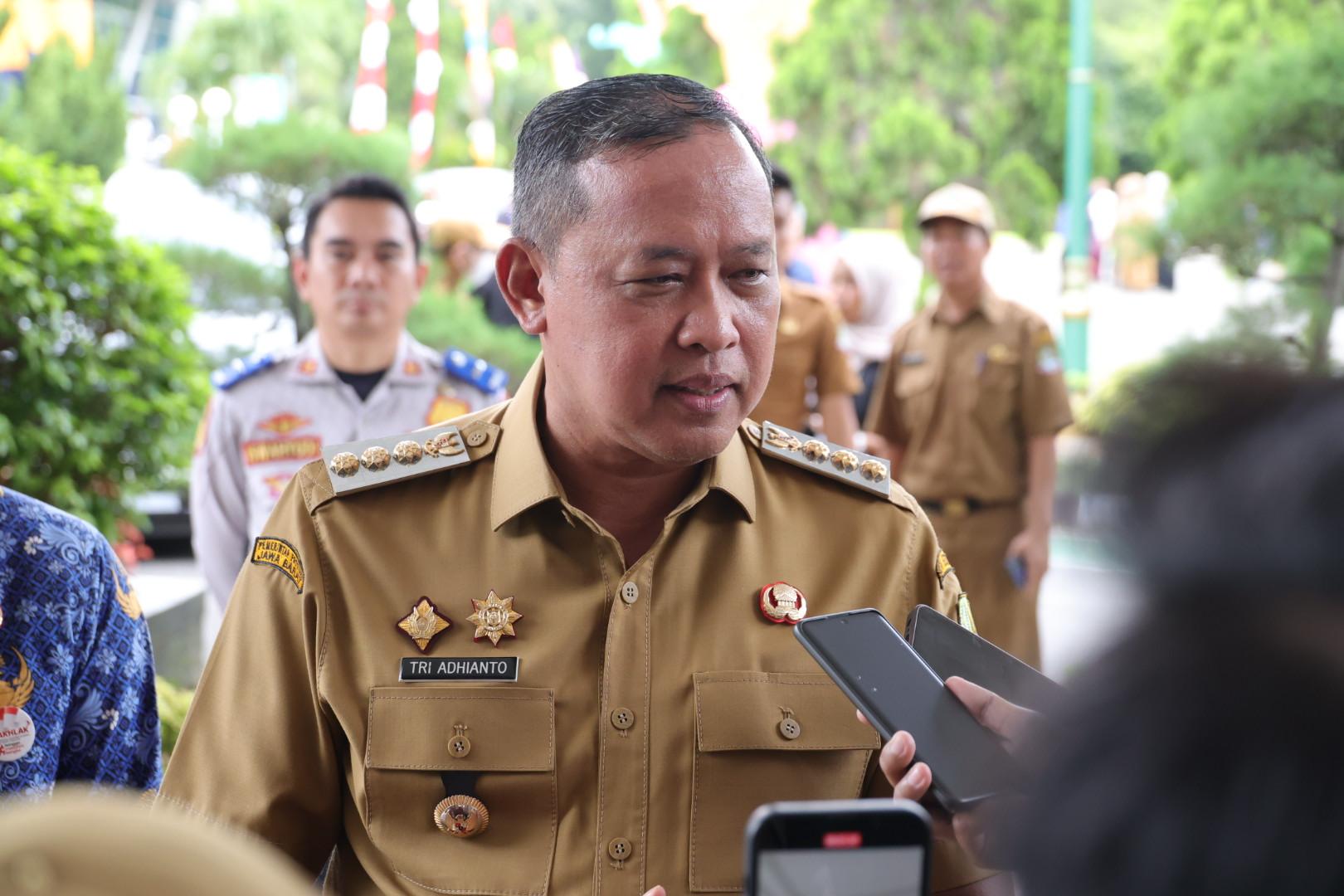 Kota Bekasi - Wali Kota Tri Adhinto saat diwawancarai di Plaza Pemerintah Kota Bekasi, Senin (16/3/2026). Foto: Ist/Gobekasi.id.
