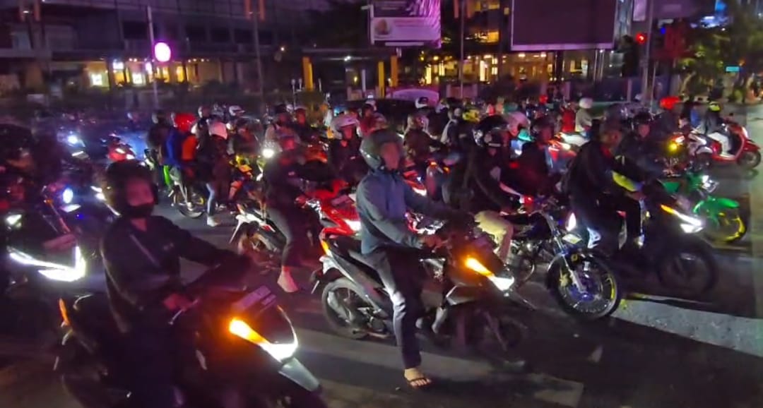 Kota Bekasi - Pemudik sepeda motor mulai ramai melintasi Jalan Pantura Bekasi di simpang BCP, Bekasi Selatan, Kota Bekasi, Selasa (17/3/2026) malam. Foto: Gobekasi.id.