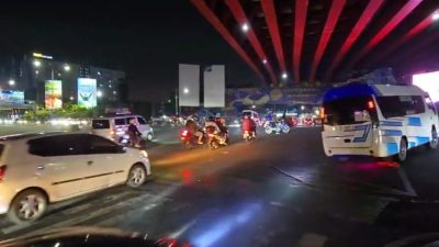 Kota Bekasi - Pemudik mulai melintasi simpang BCP, Bekasi Selatan, Kota Bekasi, Selasa (17/3/2026). Foto: Gobekasi.id.