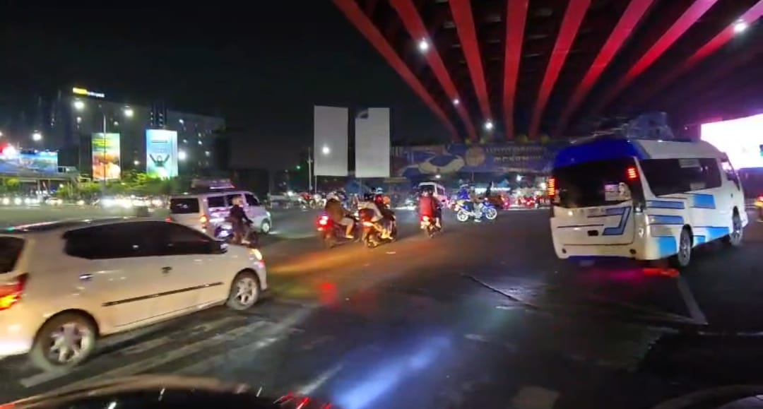 Kota Bekasi - Pemudik mulai melintasi simpang BCP, Bekasi Selatan, Kota Bekasi, Selasa (17/3/2026). Foto: Gobekasi.id.