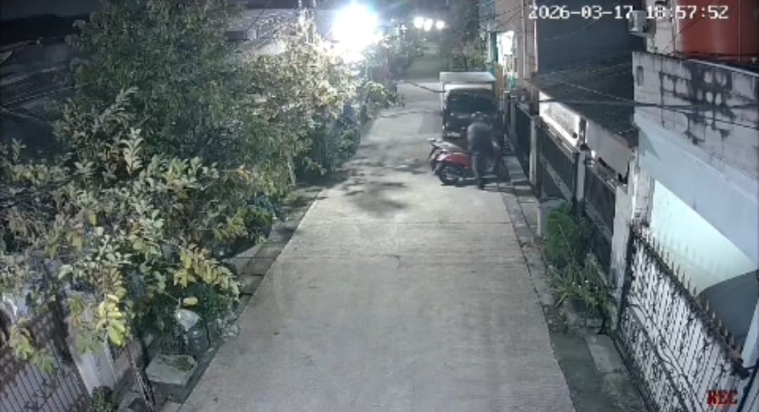 Kabupaten Bekasi - Honda Beat Deluxe raib digondol maling saat diparkir di depan rumah warga di kawasan Desa Bahagia, Kecamatan Babelan, pada Selasa (17/3/2026). Foto: Ist/Gobekasi.id.