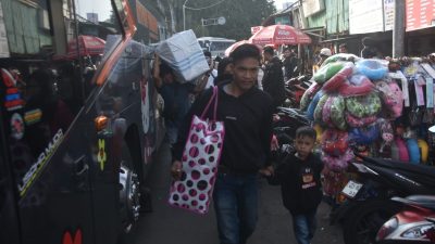 Kota Bekasi - Pemudik Lebaran 2026 di Terminal Induk Kota Bekasi. Foto: Septian/Gobekasi.id.