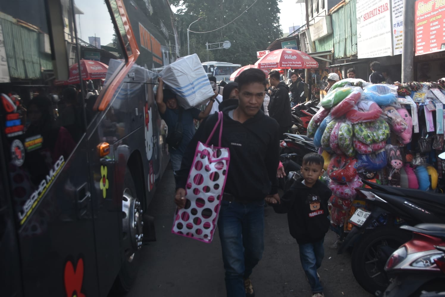 Kota Bekasi - Pemudik Lebaran 2026 di Terminal Induk Kota Bekasi. Foto: Septian/Gobekasi.id.