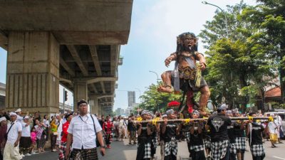 Kota Bekasi - Ribuan umat Hindu dari Banjar Suka Duka Hindu Dharma Bekasi tumpah ruah ke jalan, KH. Noer Ali mengarak Ogoh-Ogoh Detya Kala Baka sebagai bagian dari rangkaian Tawur Agung Kesanga menyambut Hari Suci Nyepi Tahun Baru Saka 1948, Rabu (18/3/2026). Foto: Gobekasi.id.
