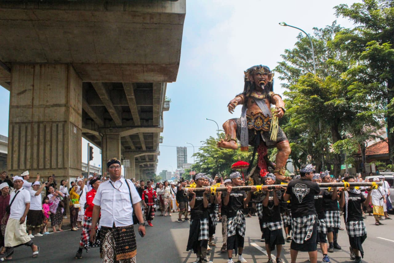 Kota Bekasi - Ribuan umat Hindu dari Banjar Suka Duka Hindu Dharma Bekasi tumpah ruah ke jalan, KH. Noer Ali mengarak Ogoh-Ogoh Detya Kala Baka sebagai bagian dari rangkaian Tawur Agung Kesanga menyambut Hari Suci Nyepi Tahun Baru Saka 1948, Rabu (18/3/2026). Foto: Gobekasi.id.