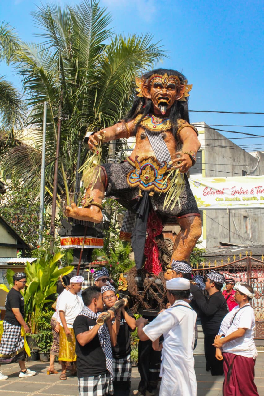 Kota Bekasi - Persiapan arak Ogoh-Ogoh Detya Kala Baka oleh umat Hindu dari Banjar Suka Duka Hindu Dharma Bekasi, Rabu (18/3/2026). Foto: Gobekasi.id.