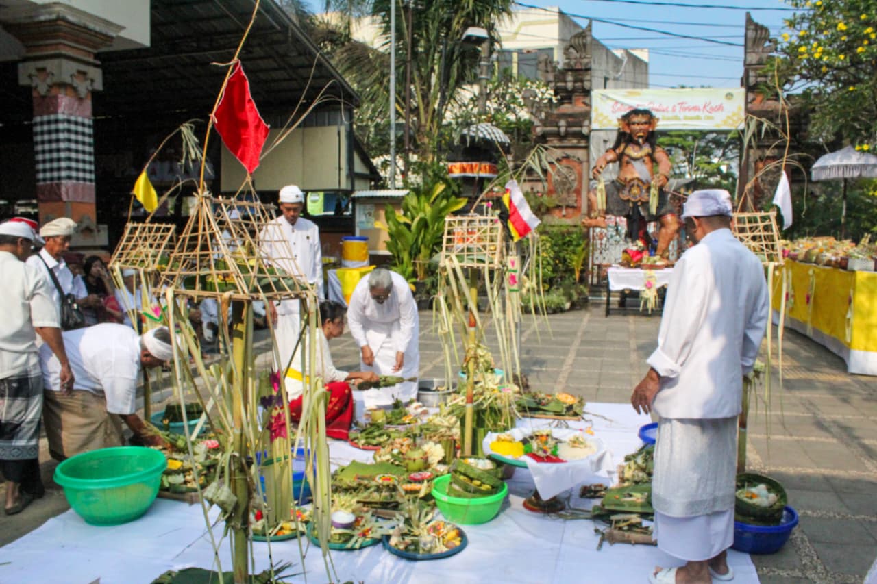 Kota Bekasi - Ritual kepercayaan umat hindu sebelum pawai Ogoh-Ogoh Detya Kala Baka di Kalimalang, Rabu (18/3/2026). Foto: Gobekasi.id.