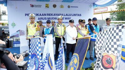 Bekasi - Peresmian pemberlakuan One Way Nasional ini ditandai dengan prosesi flag off yang dihadiri oleh jajaran petinggi negara dan aparat keamanan, di antaranya Menteri Perhubungan Dudy Purwagandhi, Kapolda Jawa Barat, Irjen Pol Rudi Setiawan, Dirgakkum Korlantas Polri Brigjen Pol Faizal serta Direksi Jasa Marga & Jasa Raharja, Rabu (18/3/2026). Foto: Ist/Gobekais.id.