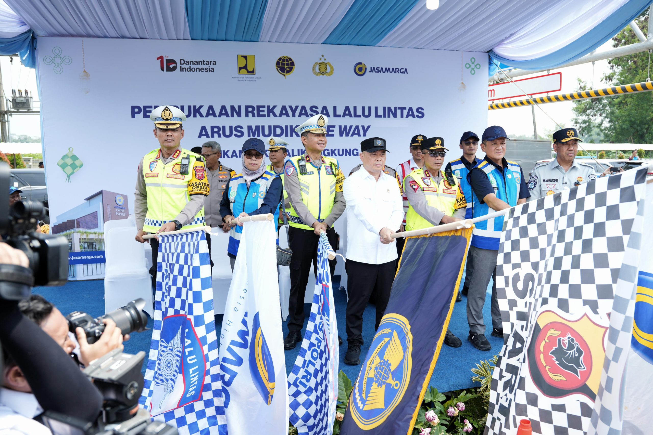 Bekasi - Peresmian pemberlakuan One Way Nasional ini ditandai dengan prosesi flag off yang dihadiri oleh jajaran petinggi negara dan aparat keamanan, di antaranya Menteri Perhubungan Dudy Purwagandhi, Kapolda Jawa Barat, Irjen Pol Rudi Setiawan, Dirgakkum Korlantas Polri Brigjen Pol Faizal serta Direksi Jasa Marga & Jasa Raharja, Rabu (18/3/2026). Foto: Ist/Gobekais.id.
