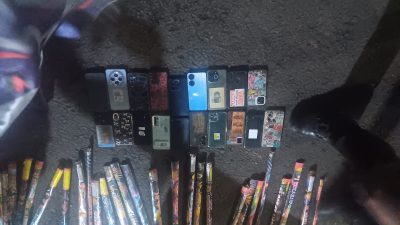 Kota Bekasi - Barang bukti yang disita petugas kepolisian sektor Pondok Gede, saat menggeledah puluan remaja yang melakukan SOTR. Foto: Ist/Gobekasi.id.