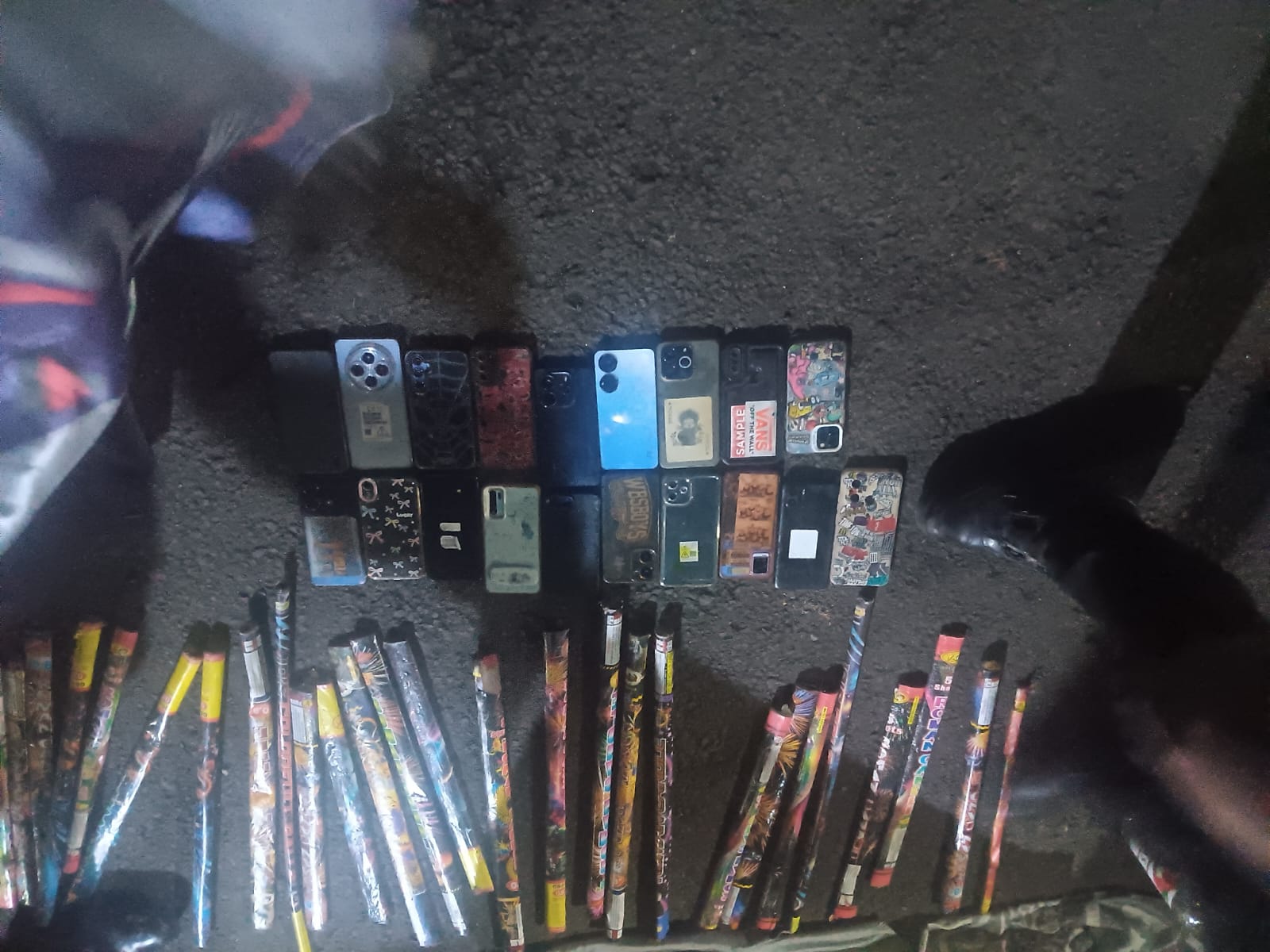 Kota Bekasi - Barang bukti yang disita petugas kepolisian sektor Pondok Gede, saat menggeledah puluan remaja yang melakukan SOTR. Foto: Ist/Gobekasi.id.