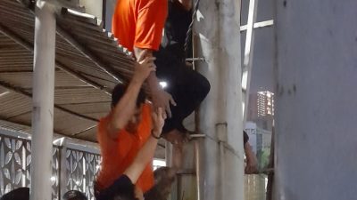 Kota Bekasi - Aksi pecobaan bunuh diri di JPO depan Mega Bekasi Hypermall digagalkan polisi, Jumat (20/3/2026) dini hari. Foto: Ist/Gobekasi.id.