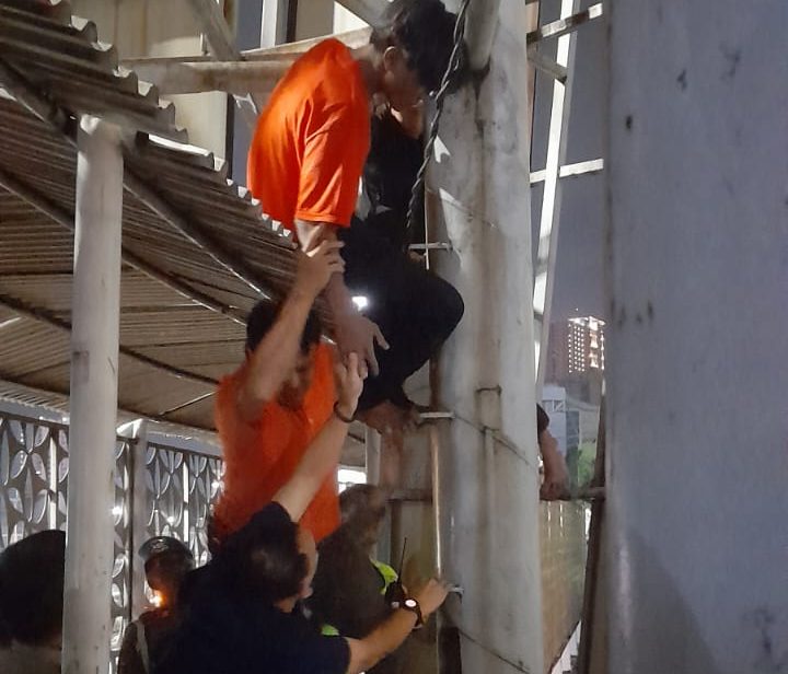 Kota Bekasi - Aksi pecobaan bunuh diri di JPO depan Mega Bekasi Hypermall digagalkan polisi, Jumat (20/3/2026) dini hari. Foto: Ist/Gobekasi.id.