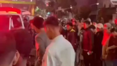 Kota Bekasi - Warga membantu evakuasi kecelakaan pengemudi sepeda motor yang membawa istri dan anak di Jalan Ahmad Yani, Bekasi Selatan, Kamis (19/3/2026) malam. Foto: Ist/Gobekasi.id.