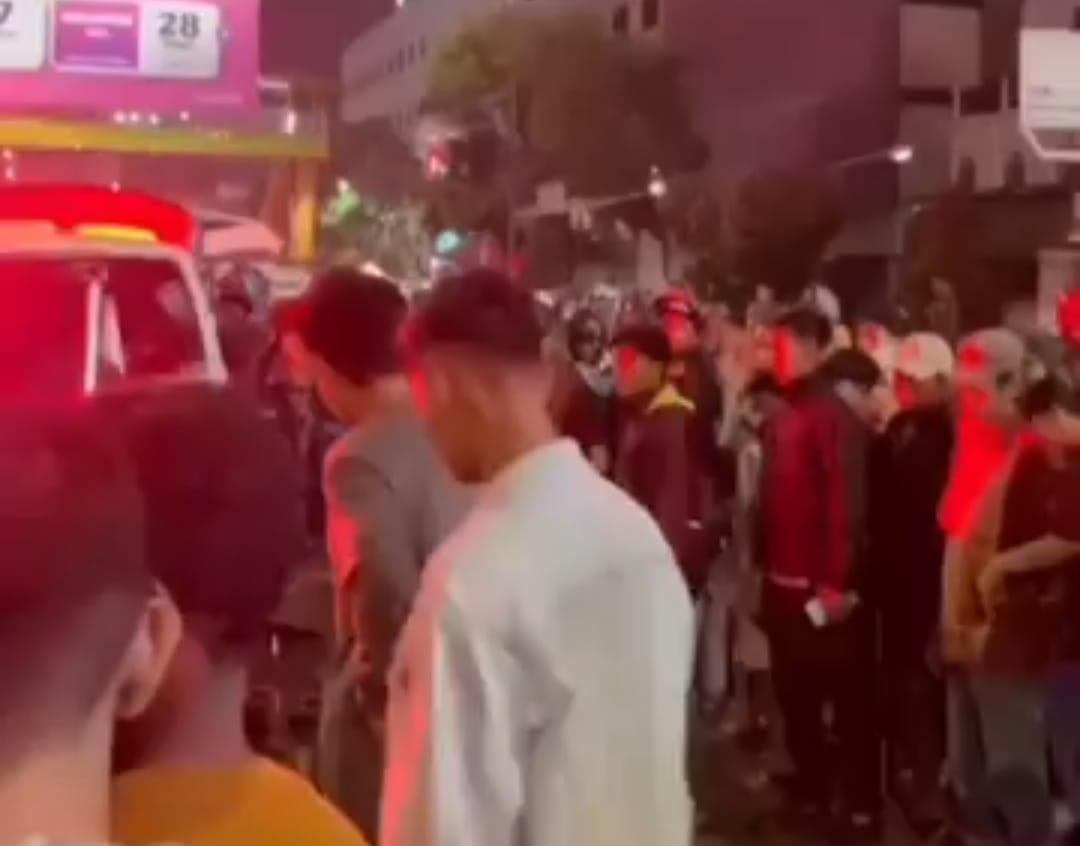 Kota Bekasi - Warga membantu evakuasi kecelakaan pengemudi sepeda motor yang membawa istri dan anak di Jalan Ahmad Yani, Bekasi Selatan, Kamis (19/3/2026) malam. Foto: Ist/Gobekasi.id.