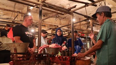 Kota Bekasi - Wali Kota Bekasi, Tri Adhianto melakukan sidak ke Pasar Baru mendengar kekosongan stok daging sapi. Foto: Ist/Gobekasi.id.