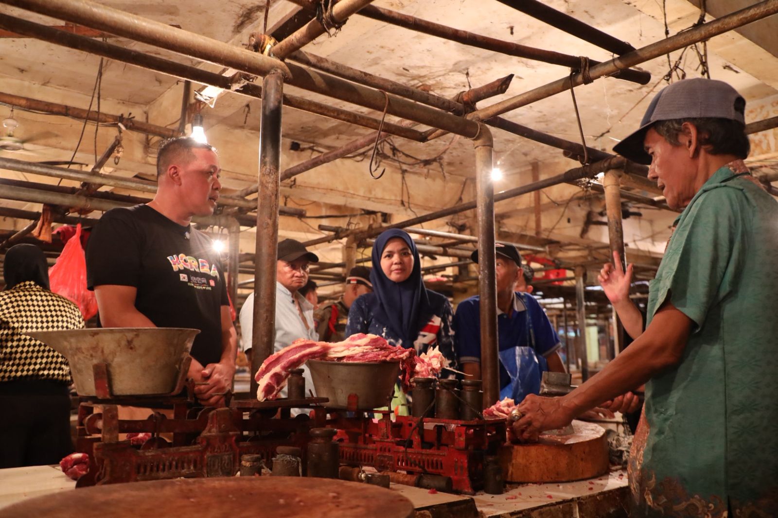 Kota Bekasi - Wali Kota Bekasi, Tri Adhianto melakukan sidak ke Pasar Baru mendengar kekosongan stok daging sapi. Foto: Ist/Gobekasi.id.