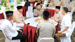 Kota Bekasi - Kapolres Metro Bekasi Kota, Kombes Pol Kusumo Wahyu Bintoro bersama Wali Kota dan Wakil Wali Kota Bekasi, Tri Adhianto - Harris Bobihoe sedang berdiskusi saat momen Lebaran 1447 H/2026. Foto: Ist/Gobekasi.id.