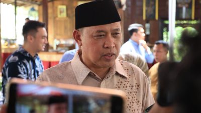 Kota Bekasi - Wali Kota Bekasi Tri Adhianto saat melakukan open house Lebaran 2026 di kediamannya, Kemang Pratama, Sabtu (21/3/2206). Foto: Ist/Gobekasi.id.