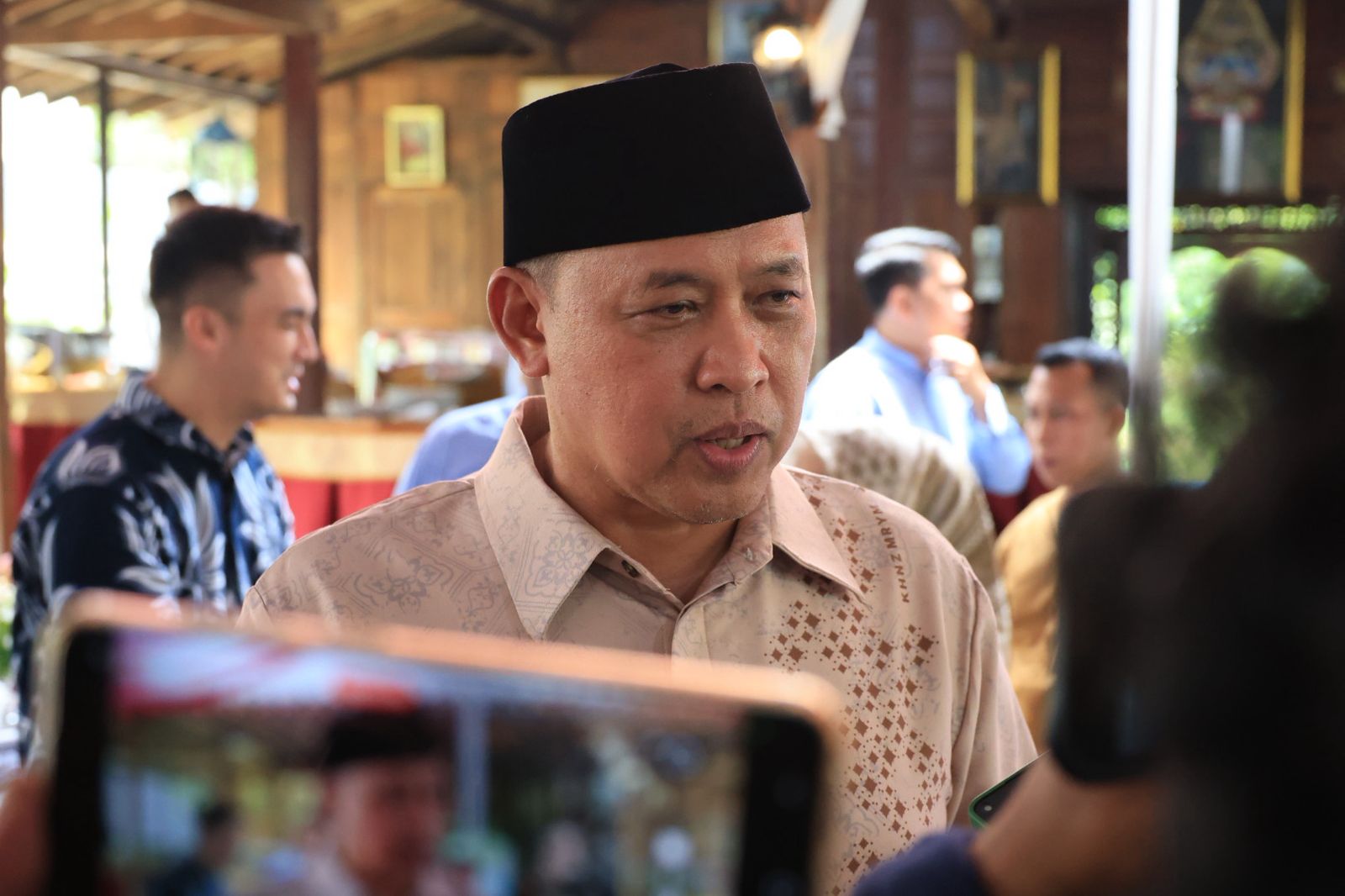 Kota Bekasi - Wali Kota Bekasi Tri Adhianto saat melakukan open house Lebaran 2026 di kediamannya, Kemang Pratama, Sabtu (21/3/2206). Foto: Ist/Gobekasi.id.