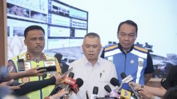 Bekasi - Menteri Perhubungan Dudy Purwagandhi bersama Kakorlantas Polri Irjen Pol Agus Suryonugroho dan Direktur Utama PT Jasa Marga (Persero) Tbk Rivan A. Purwantono saat meninjau Jasamarga Tollroad Command Center (JMTC), Minggu (22/3/2026). Foto: Ist/Gobekasi.id.
