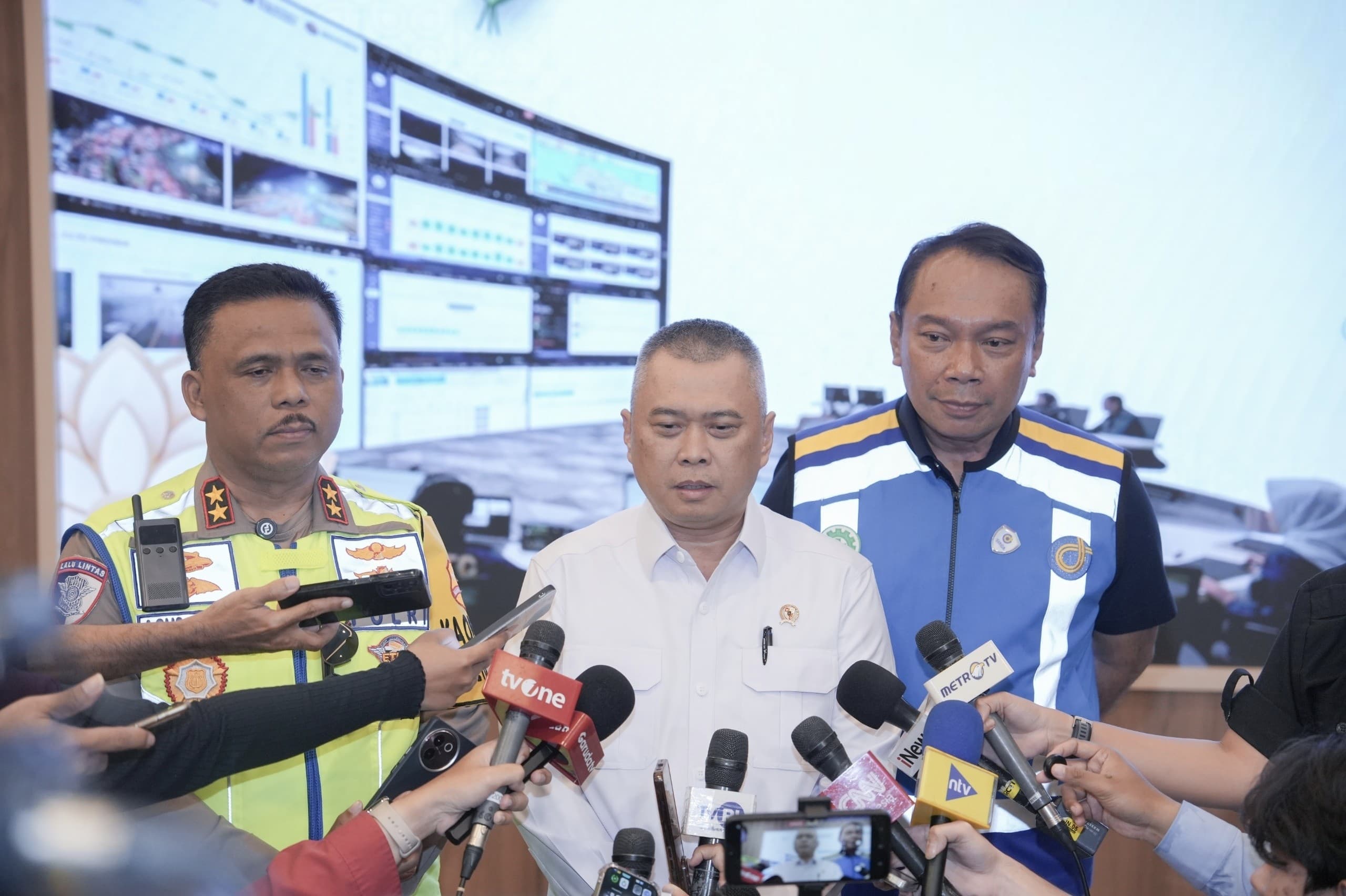 Bekasi - Menteri Perhubungan Dudy Purwagandhi bersama Kakorlantas Polri Irjen Pol Agus Suryonugroho dan Direktur Utama PT Jasa Marga (Persero) Tbk Rivan A. Purwantono saat meninjau Jasamarga Tollroad Command Center (JMTC), Minggu (22/3/2026). Foto: Ist/Gobekasi.id.