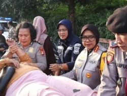 Aksi Heroik Kapolres Metro Bekasi Evakuasi Pemotor Kecelakaan di Tambun Selatan Saat Patroli