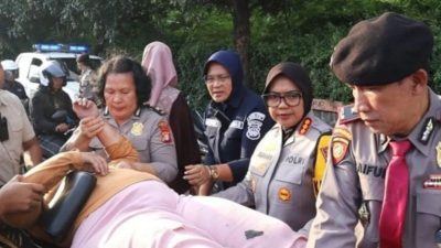 Kabupaten Bekasi - Kapolres Metro Bekasi, Kombes Pol. Sumarni, petugas melakukan aksi evakuasi cepat terhadap seorang pengendara motor yang mengalami kecelakaan tunggal di Jalan Sultan Hasanudin, Tambun Selatan, Selasa (24/3/2026). Foto: Ist/Gobekasi.id.